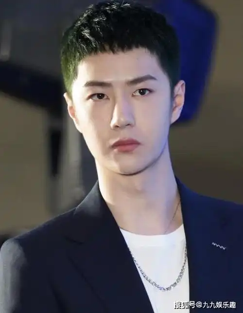 王一博活动生图曝光,高清镜头下皮肤状态超可,比精修图还能打_寸头