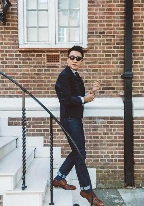 李宗翰一身休闲装扮墨镜遮