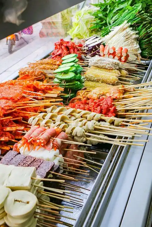 那时炸串种类不多,黄金三样火腿肠,鸡肉,鸡皮.