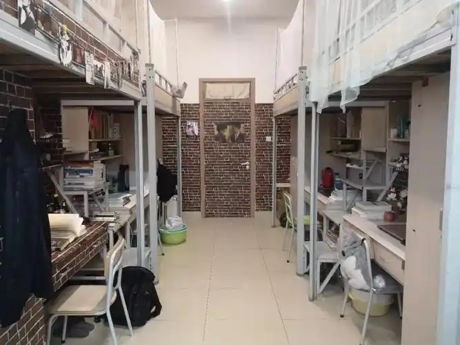 24同济大学本科生宿舍以四人间为主,床位结构为上床下桌或上下铺,视不