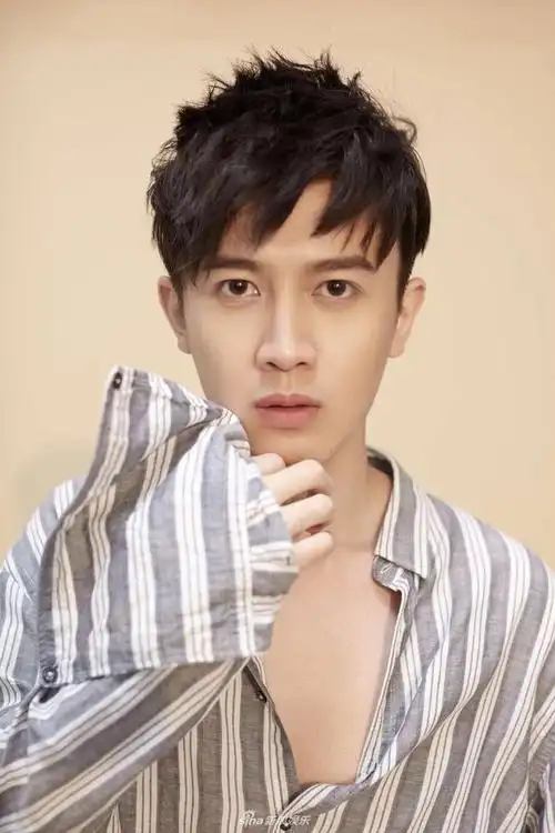 新浪娱乐讯 近日,演员张哲曝光一组时尚写真,以浅棕色作为主背景,身穿