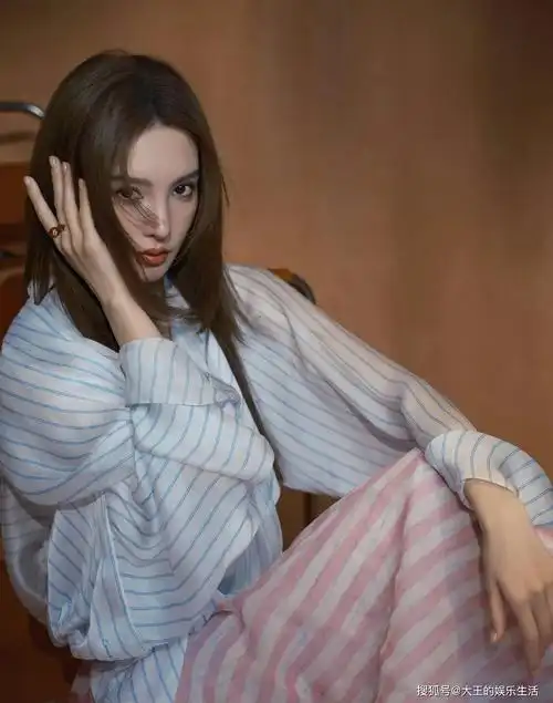 金晨微博之夜没有穿礼服,搭配鲻鱼水母头清新脱俗,她真的好随意_时尚