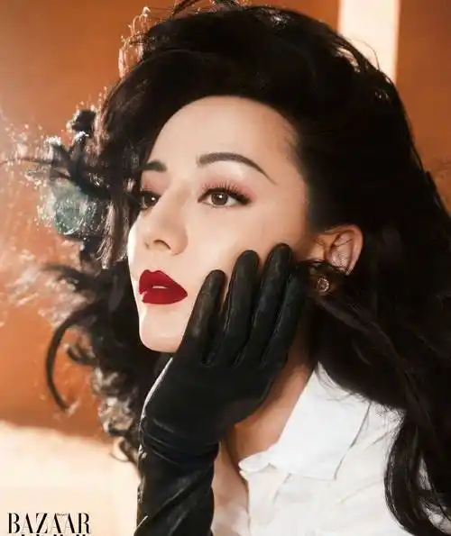 迪丽热巴最新大片曝光,雀斑和粗辫子惊艳众人,网友纷纷表示:太美了