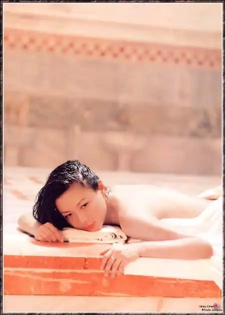 美女陈孝萱推出最新半裸"波美"写真(组图)