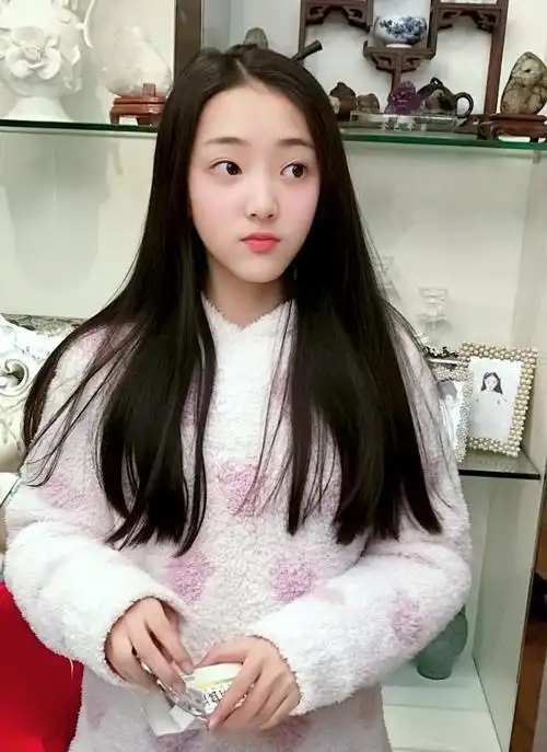 小白娘子陶奕希长大了长发披肩气质佳被赞此女只应天上有