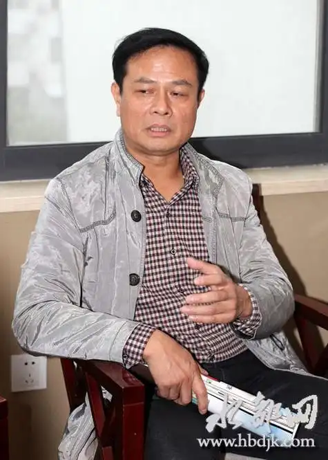 图为陈旺林接受采访初次见到著名演员陈旺林,是在《汉水丹心》在均县