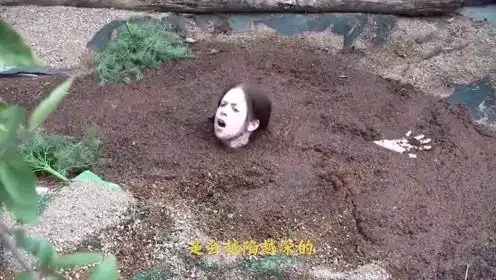 不小心陷入流沙后该咋办?美女亲身试验,看看她如何自救!