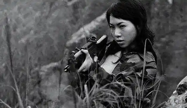 86年的老山战场,亲吻临终士兵的女战士张茹,29年后去墓地祭拜!