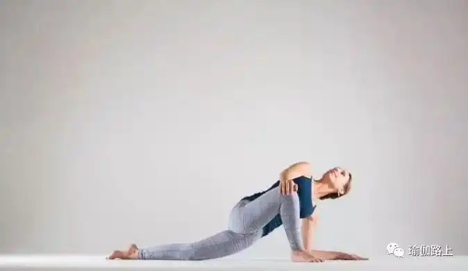 瑜伽「 蜥蜴式 」打开髋部很有效,你应该试试