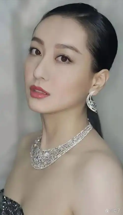 董维嘉,毕业于上海戏剧学院,从主持人跨界成为演员