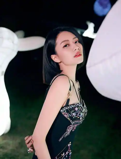 最美快女" 1988年4月30日出生于广东省深圳市,中国内地流行乐女歌手