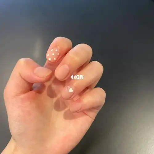 超可爱磨砂裸色短美甲