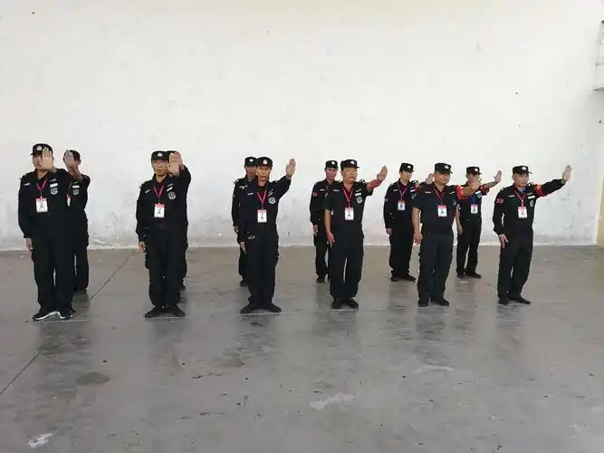 组织全体秩管员进行交通指挥手势训练