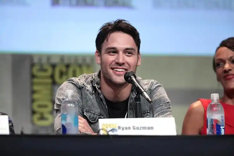 基本资料中文名称:瑞安·古兹曼英文名称:ryan guzman中文别名:瑞安