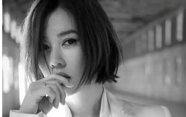 余男优雅粉唇配上帅气短发,尽显成熟知性美