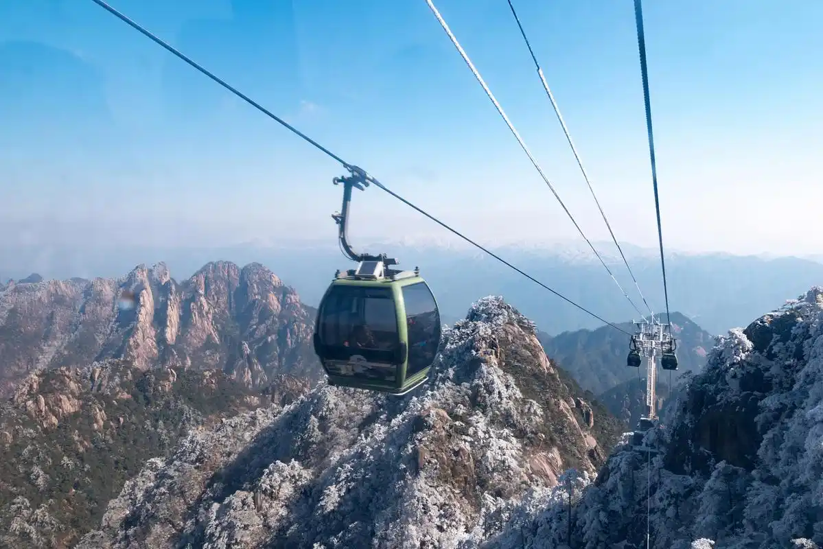 泰山索道分为两条线路,分别是中天门到南天门和红门到中天门.