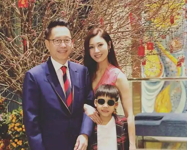 原创李嘉欣结婚12年超有仪式感晒照纪念2022老婆视角下的许晋亨超绅士