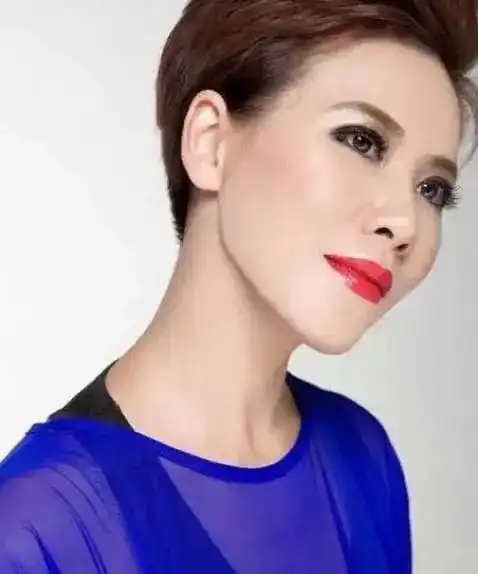 45岁房海燕近况曝光因参加富豪寿宴被开除如今她在干什么