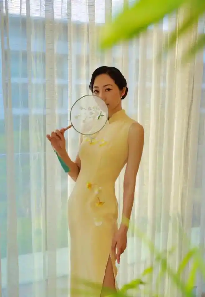 韩雪身着淡黄色旗袍气质温婉 腰肢纤细盈盈.
