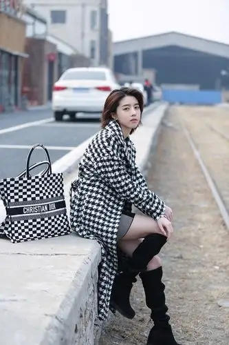 李凯馨街拍大片曝光黑白格纹展露时尚酷girl的极佳衣品