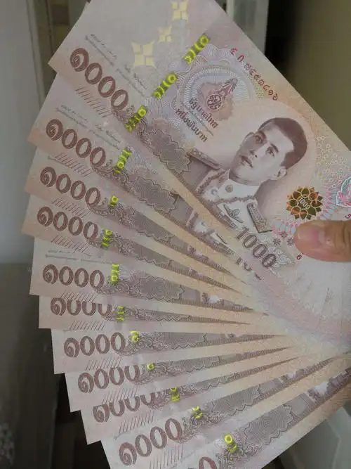 定下10月25日出发,先去中国银行换的泰铢,去年1000铢还是老国王的头像