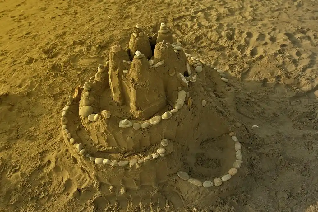 沙堡,在海滩上的沙子城堡.沙堡特写.顶部侧面图.夏季主题.