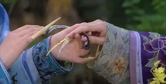 清朝妃子手上的甲套,除了爱美,还有这几层你不知道的原因|指甲套|妃子