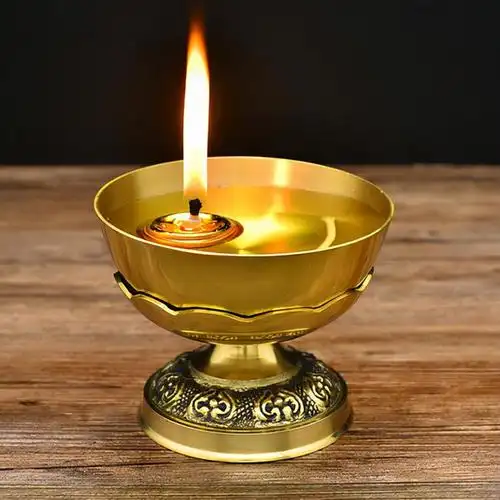 在民间有个习俗,人死后尸体要停放几天,棺前要放一盏长明灯,守灵这段