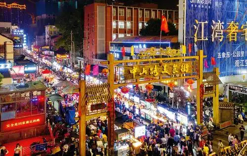 中山路美食街入夜车水马龙.本报记者潘浩摄