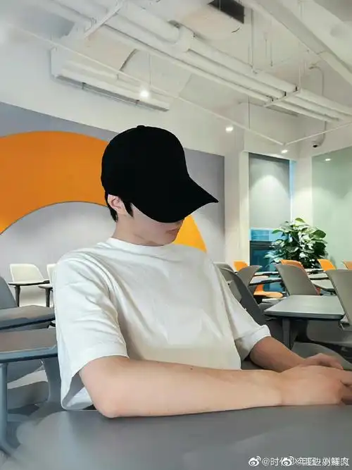 刘耀文棒球帽四宫格随拍#刘耀文棒球帽太帅啦～身材比例好棒啊帅哥要