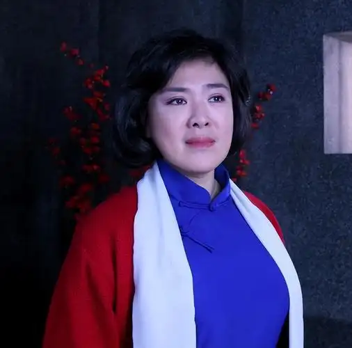 美声与民族双料歌后万山红如今的她依旧风采照人