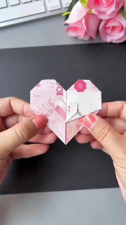 父亲节到了,给爸爸折一个好看的爱心,大爱心里面还有一个小爱心-度小