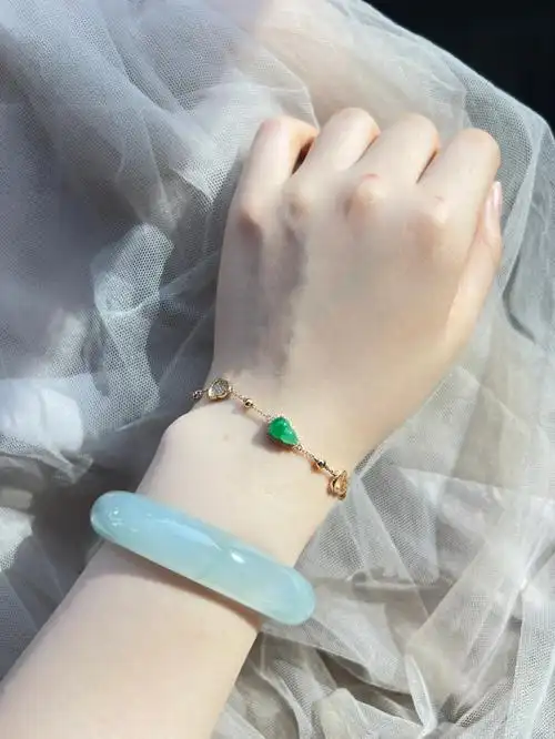 翡翠手镯和小葫芦