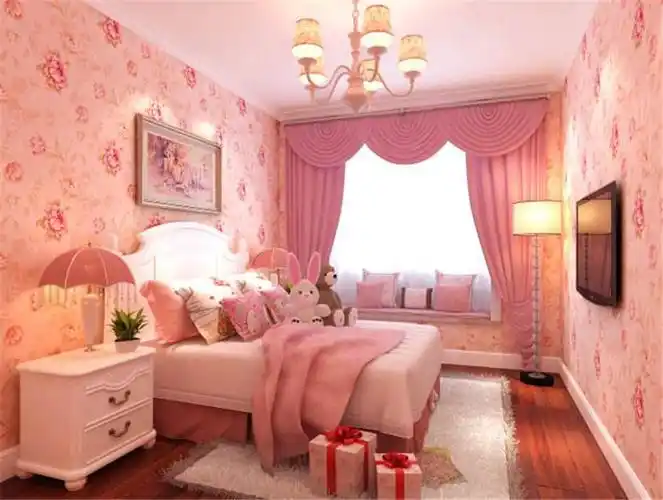 粉色的墙面,白色的床品和地毯,让人感觉非常的温馨,浪漫,主人还在