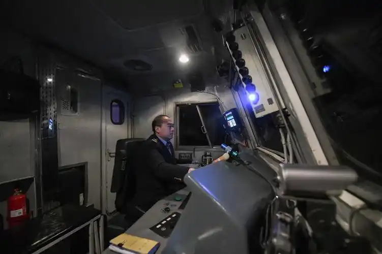 穿冰卧雪——"东极列车"的温暖故事