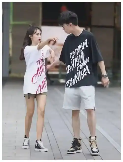 最萌身高差情侣秀恩爱,当女生穿上男友衣服,单身狗:给条活路吧_大卫亚