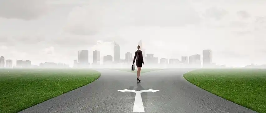 摄图网_300513843_wx_站十字路口出选择的女商人的背影选择你的方式