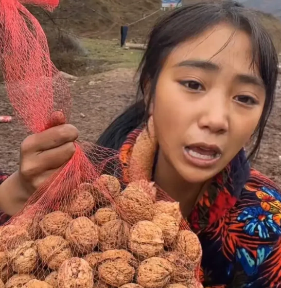 19岁凉山孟阳装穷翻车7天收入20w人前村姑人后白富美
