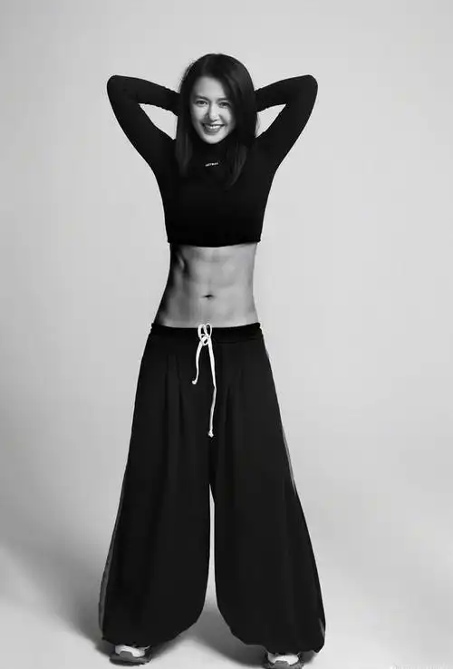 谭维维马甲线性感夏日写真图片