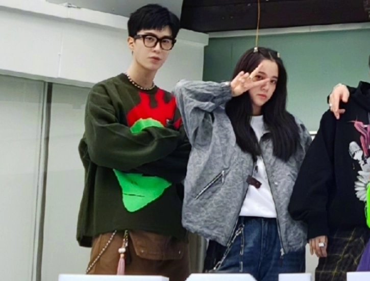 《潮流合伙人2》合照,范丞丞欧阳娜娜站一起,c位成员很"拽"