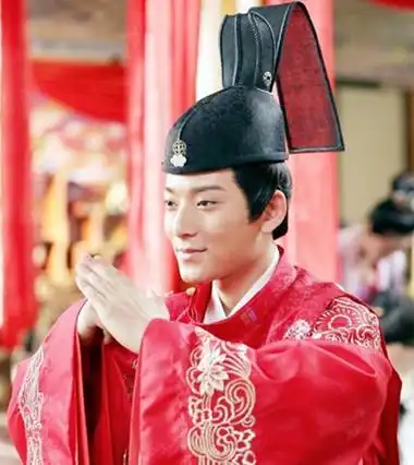 而陈翔与毛晓彤也在于《新神雕侠侣》扮演陆展元与郭芙