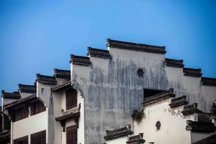 以马头墙,小青瓦为特色徽派建筑.