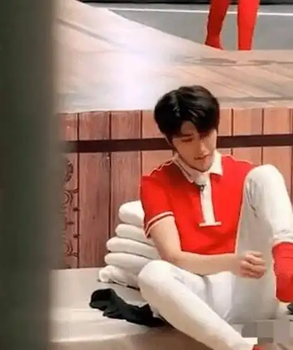 蔡徐坤在后台换袜子被拍,谁注意他的"脚底板"?网友:三天没洗?