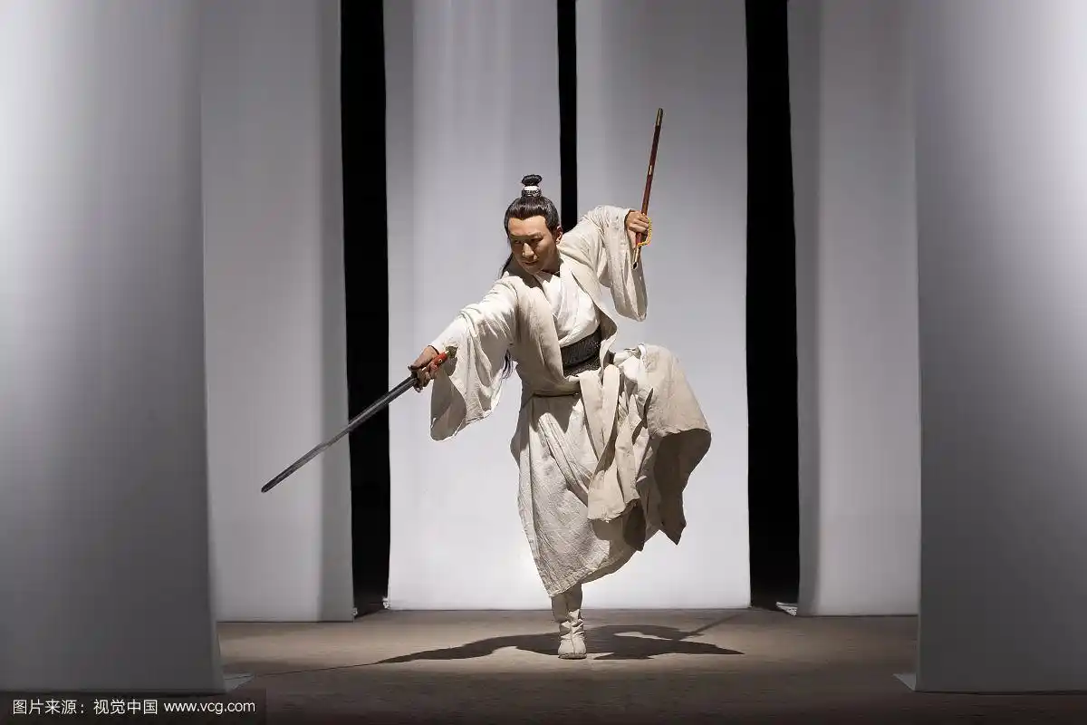 古装男子练武术