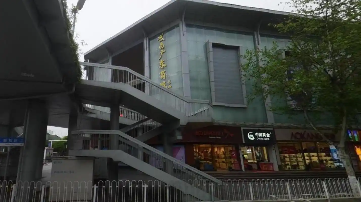 司门口的老建筑-武昌广东商城,是老牌国有商场,位于武昌解放路459号