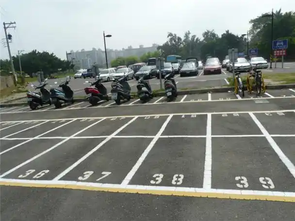 为给摩托车划分停车位点赞