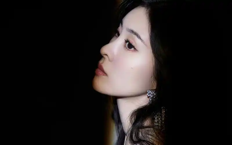 张碧晨亮片长裙写真桌面壁纸