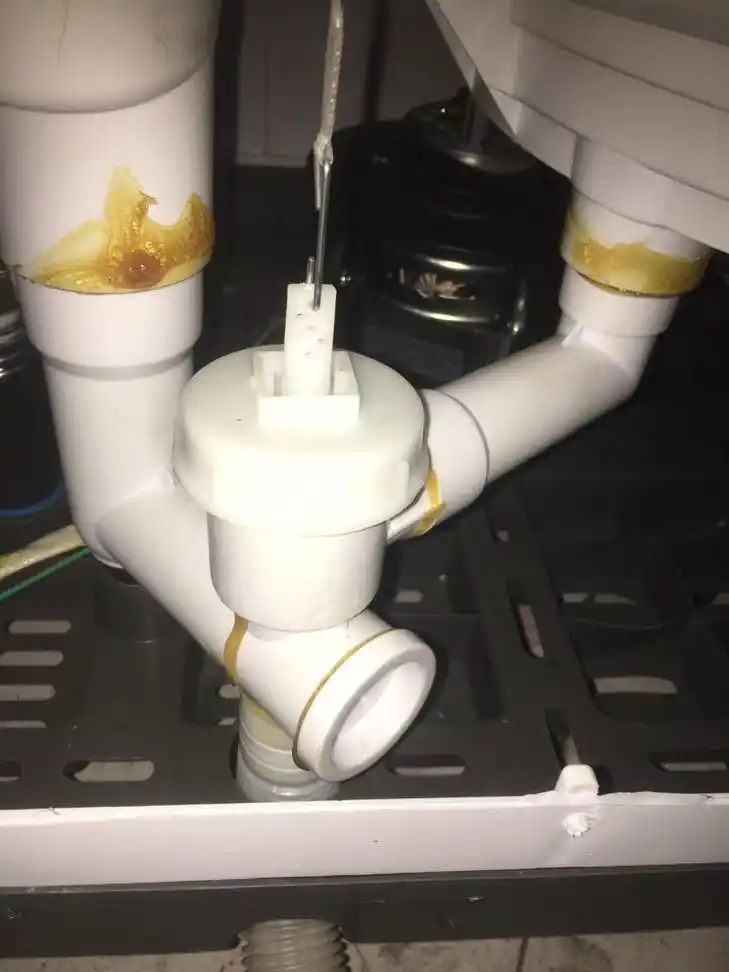 洗衣机不排水了,是卸这个位置吗?