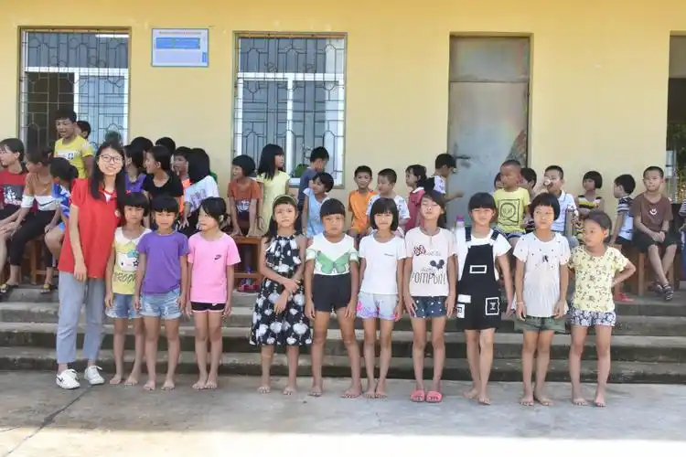 出战前,参赛选手赤脚和志愿者合影