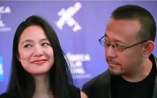 姜文一家四口罕同框俩儿子罕露正面身高惊人长相都随爸